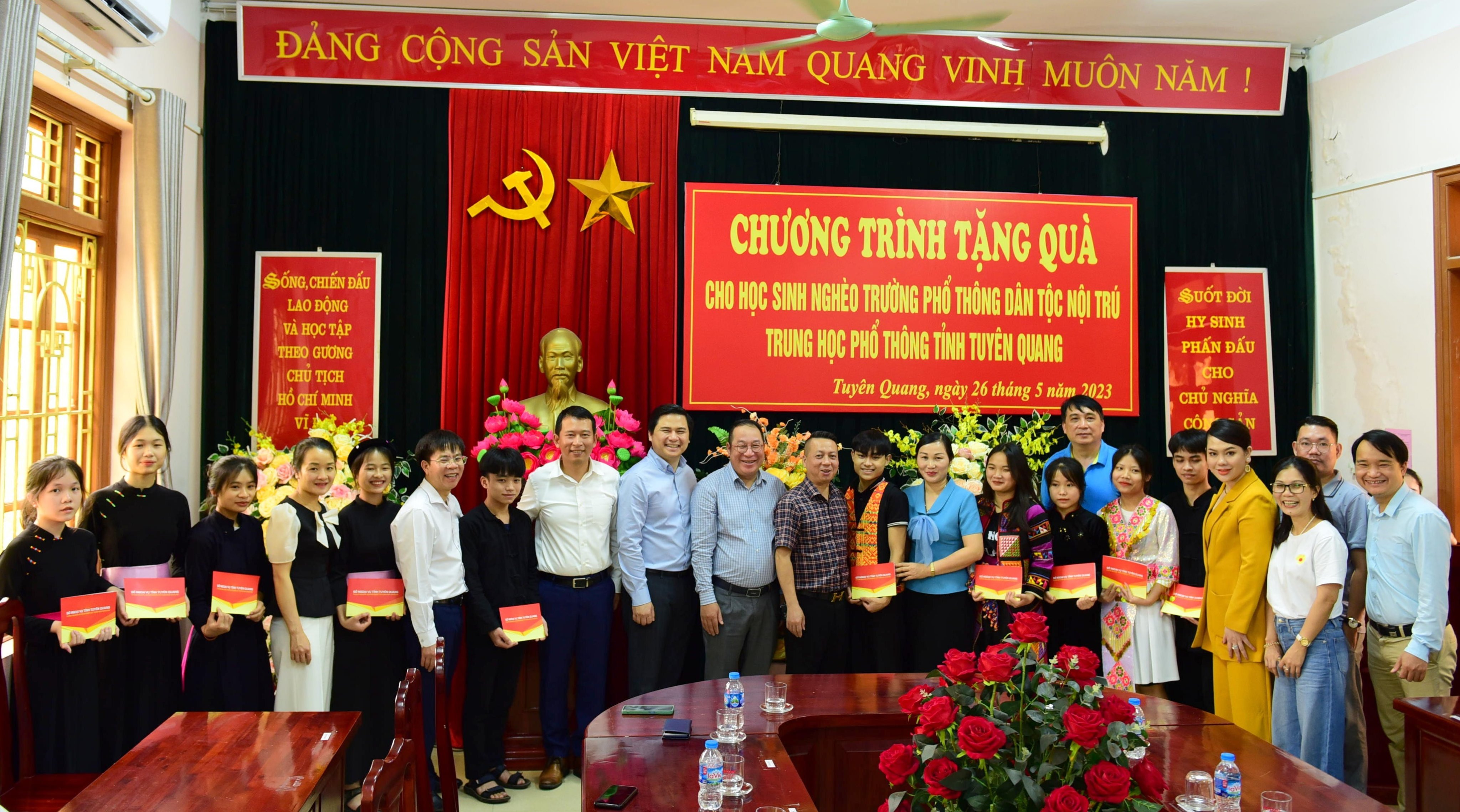 Nhiều phần quà ý nghĩa được trao đến các em học sinh nghèo của Trường THPT Dân tộc Nội trú tỉnh Tuyên Quang năm học 2022-2023