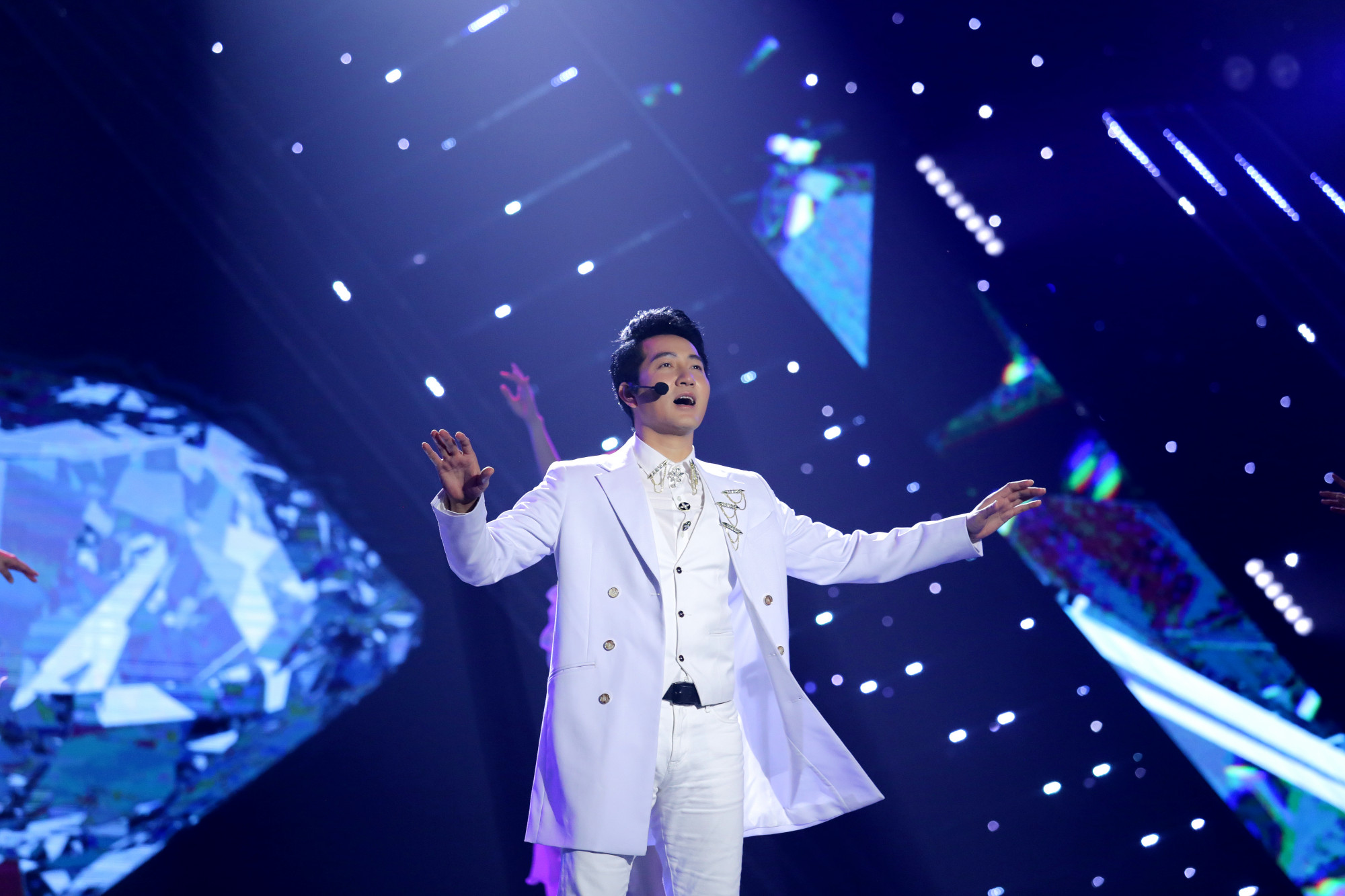 Ca sĩ Nguyễn Phi Hùng kỷ niệm 23 năm ca hát với ‘Dancing In The Sky’ trực tiếp trên MyTV