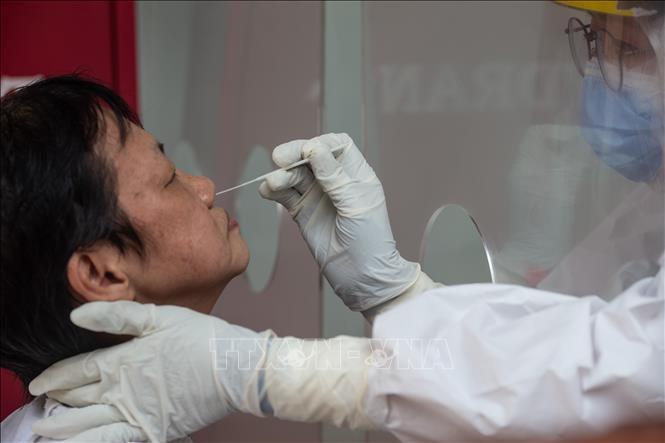 Nhân viên y tế lấy mẫu xét nghiệm COVID-19 tại Jakarta, Indonesia. Ảnh: THX/TTXVN