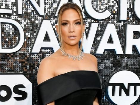 Jennifer Lopez đeo trang sức hơn 200 tỷ đi sự kiện làm dân tình choáng váng
