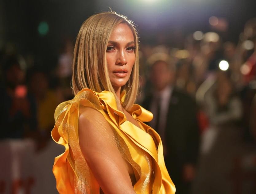 Jennifer Lopez đáp trả khi bị nhận xét mặt tiêm cả tấn botox