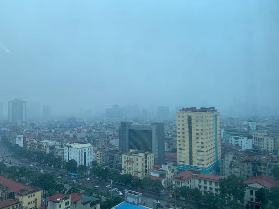 Gần trưa, sương mù vẫn bao phủ thành phố Hà Nội mặc dù đã hưng hửng nắng