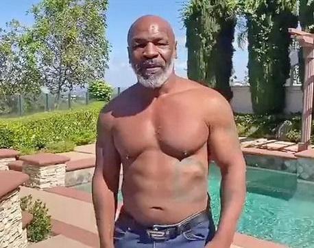 Mike Tyson khoe thân thể cường tráng đáng nể ở tuổi ngũ tuần!