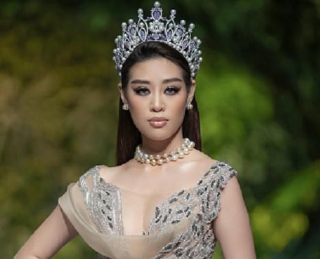 Hoa hậu Khánh Vân lần đầu mang vương miện đắt giá lên sàn catwalk