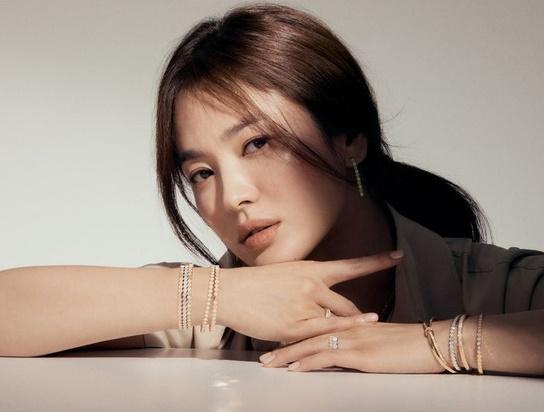 Song Hye Kyo đóng phim kinh dị, tái hợp đạo diễn 'Hậu Duệ Mặt Trời'