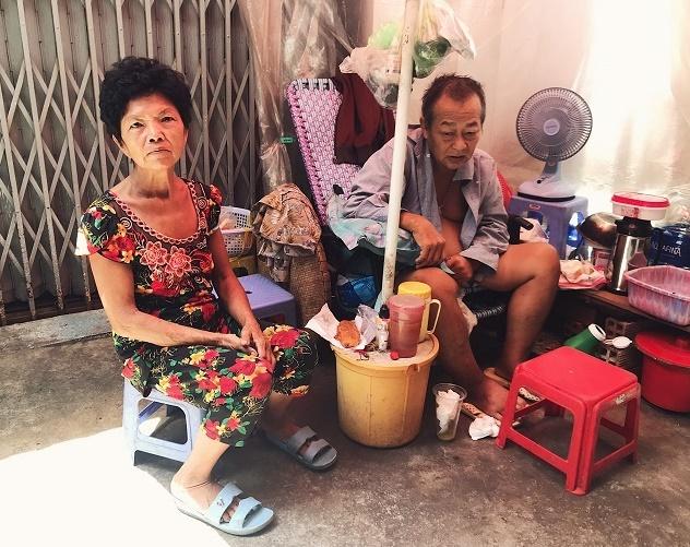 Cuộc sống trong căn nhà hơn 1m2 của vợ chồng già ở Sài Gòn