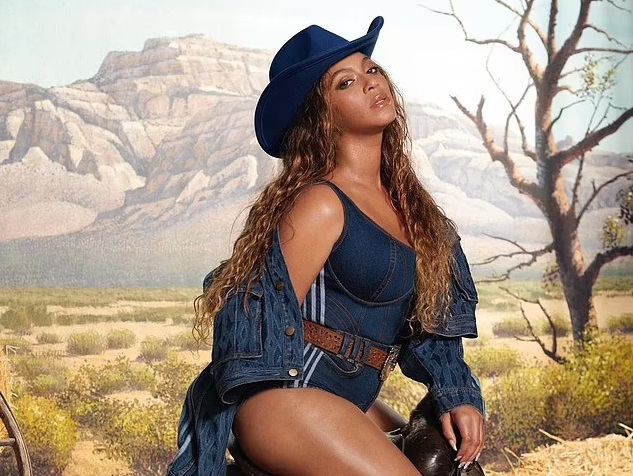Nữ ca sĩ Beyoncé khoe đường cong rực lửa ở tuổi 40