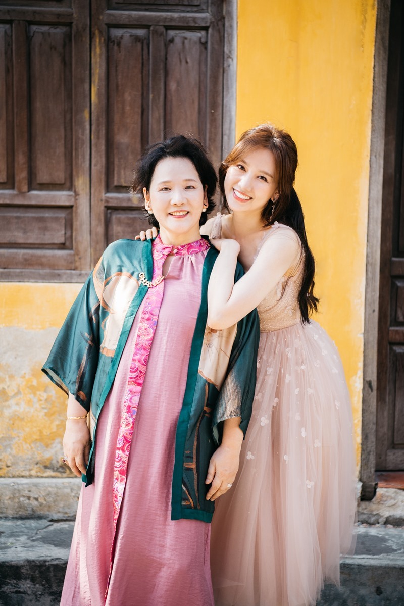 Ngoài 60, mẹ Hari Won vẫn xinh đẹp, trẻ trung