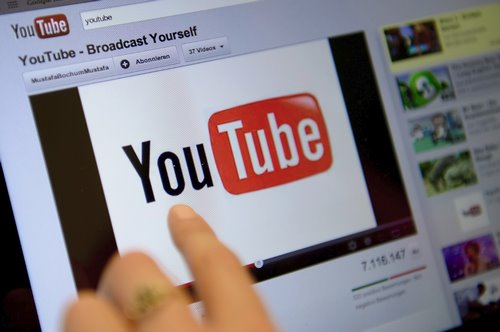 Thu về "tiền tấn" từ quảng cáo, YouTube bất lực để tin giả hoành hành?
