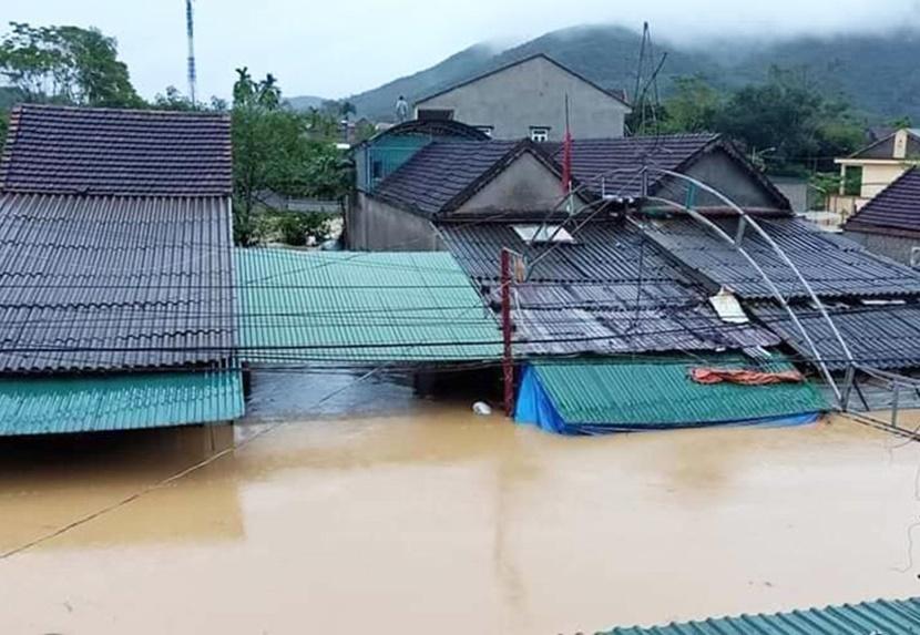 Mưa lớn, thuỷ điện xả lũ, nhiều ngôi nhà ở Nghệ An ngập trong biển nước