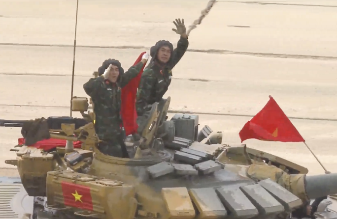 Tuyển xe tăng Việt Nam nhận cúp vô địch Army Games 2020