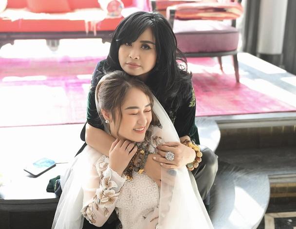 Diva Thanh Lam đăng hình con gái Thiện Thanh chụp ảnh cưới