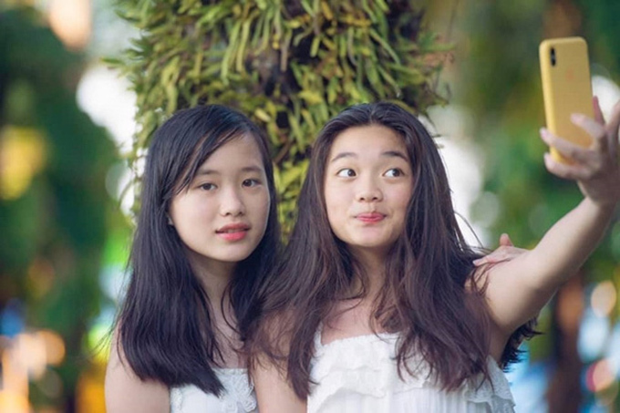2 con gái xinh đẹp, nói được 6 ngoại ngữ của ca sĩ Mỹ Lệ