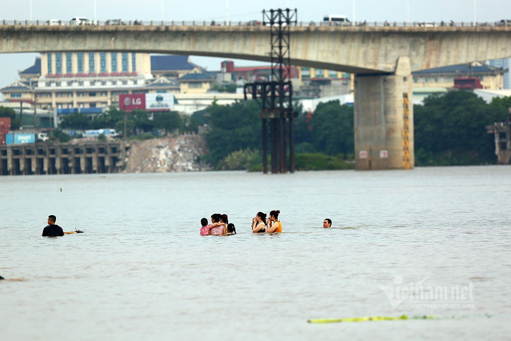 U50 diện bikini khoe dáng dưới chân cầu Vĩnh Tuy