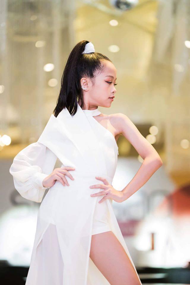 Chiếc váy trắng “một mất một còn” khiến Minh Anh trông cực ngầu và cá tính