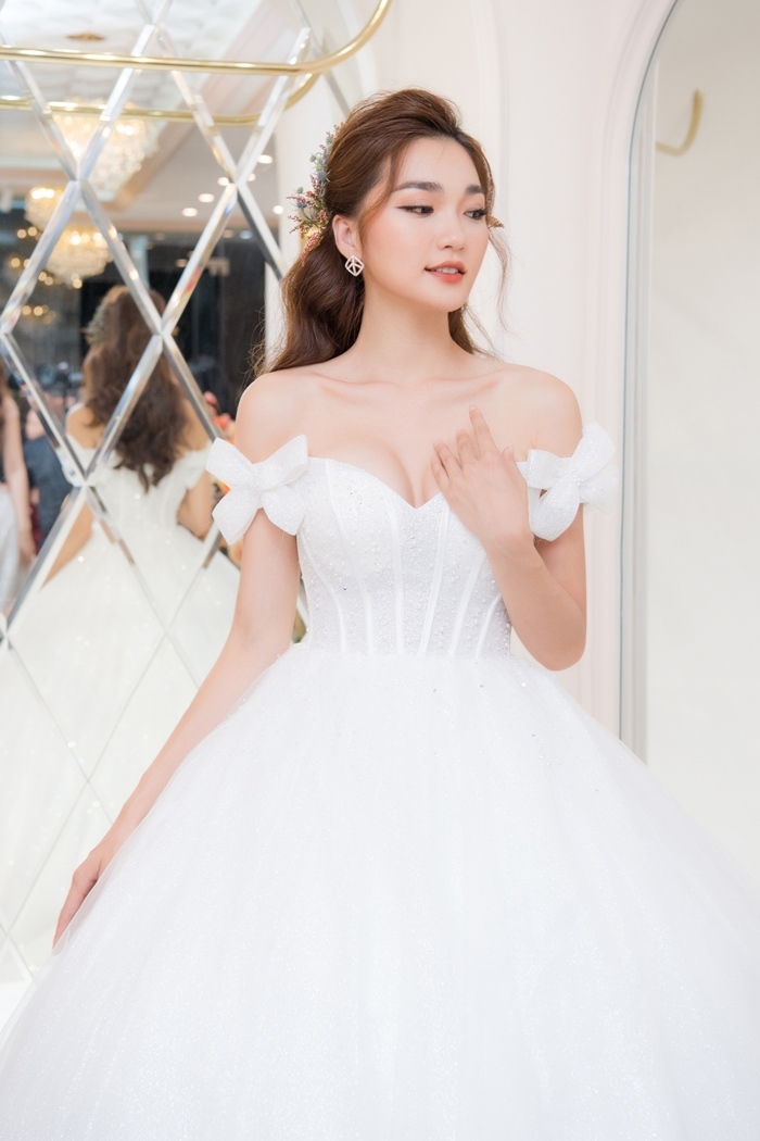 Á hậu Phương Nga, Lương Thanh mặc áo cưới trên sân khấu