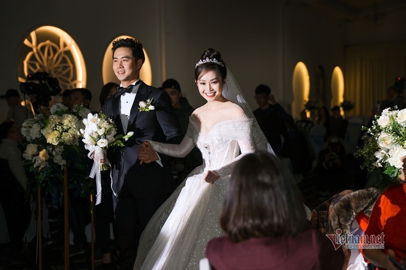 MC Thùy Linh VTV xinh đẹp trong lễ cưới với diễn viên Hiếu Su