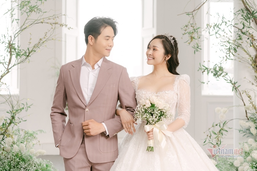 Ảnh cưới của MC Thùy Linh VTV và chồng diễn viên kém 5 tuổi