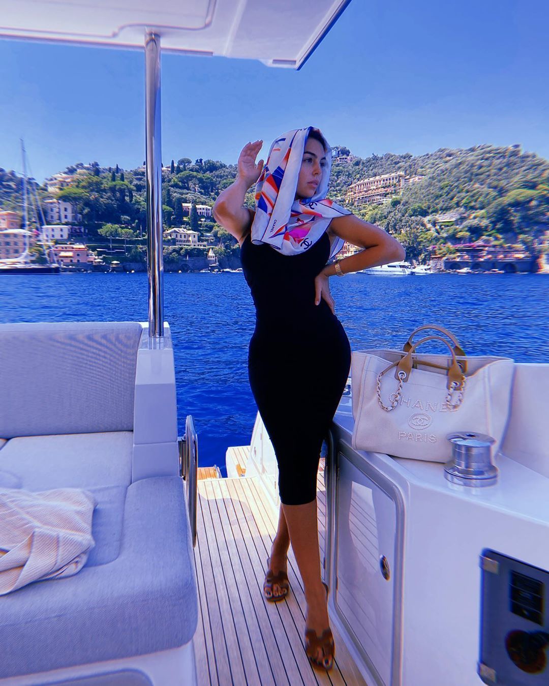 Bạn gái Ronaldo khoe thân nóng bỏng trên du thuyền