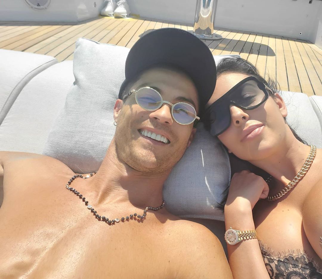 Bạn gái Ronaldo khoe thân nóng bỏng trên du thuyền