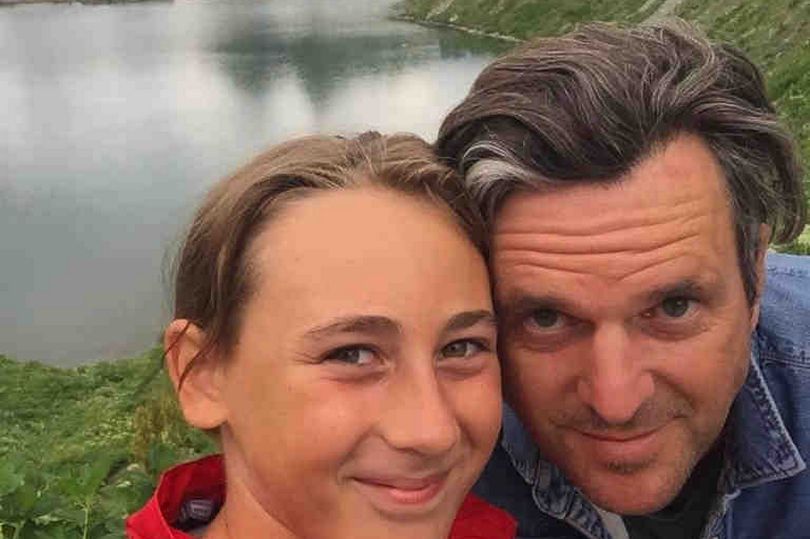 Cậu bé 11 tuổi đi bộ 2700km xuyên 2 quốc gia để được ôm bà