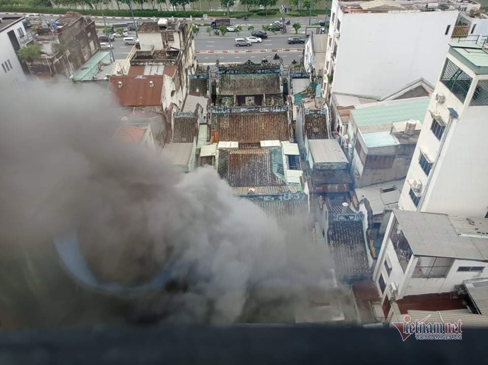 Cháy nhà trong hẻm, khói bốc nghi ngút giữa trung tâm Sài Gòn