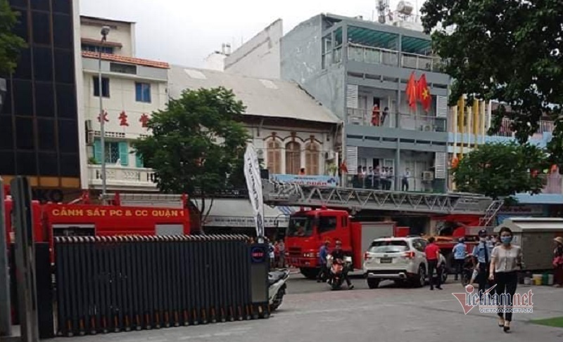 Cháy nhà trong hẻm, khói bốc nghi ngút giữa trung tâm Sài Gòn