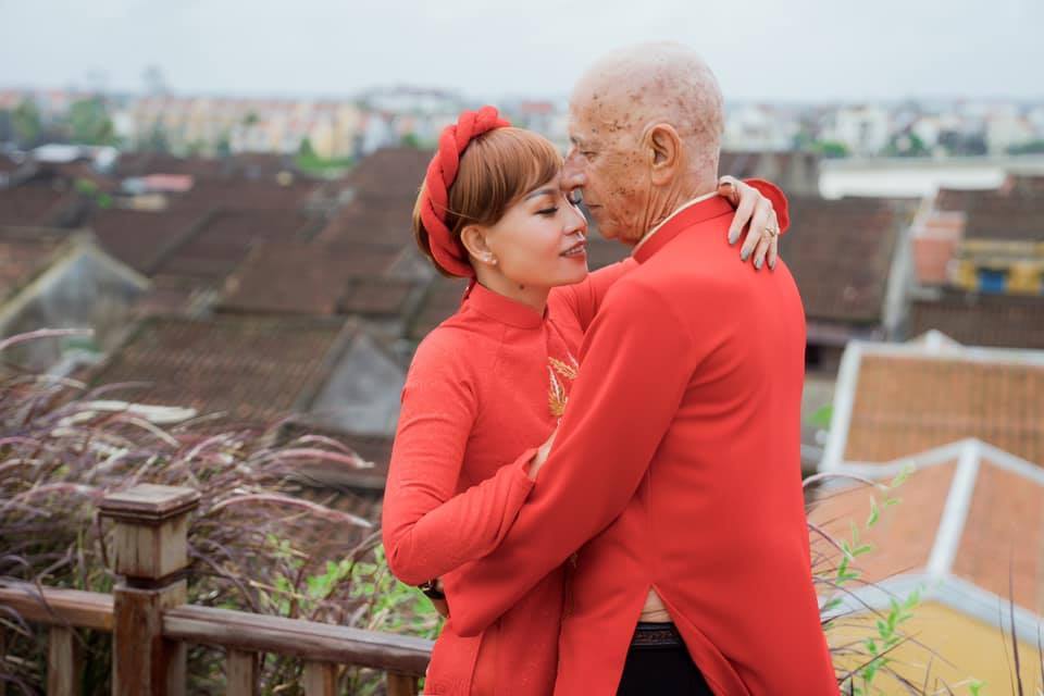 Cô dâu Việt cạo trọc đầu, chụp ảnh cưới với chồng Mỹ ở Hội An