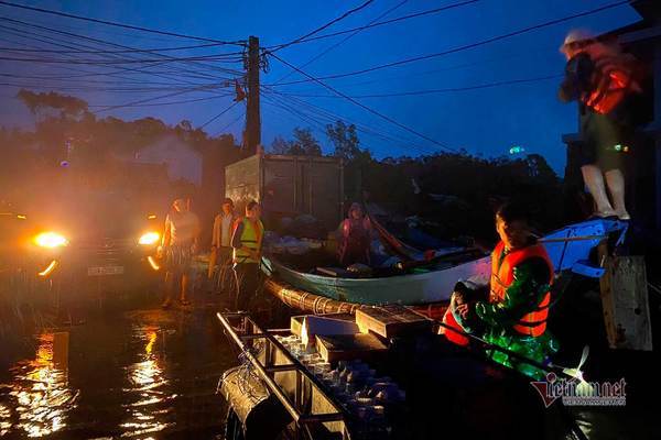 Đội mưa chờ thuyền vào cứu trợ dân rốn lũ trong đêm