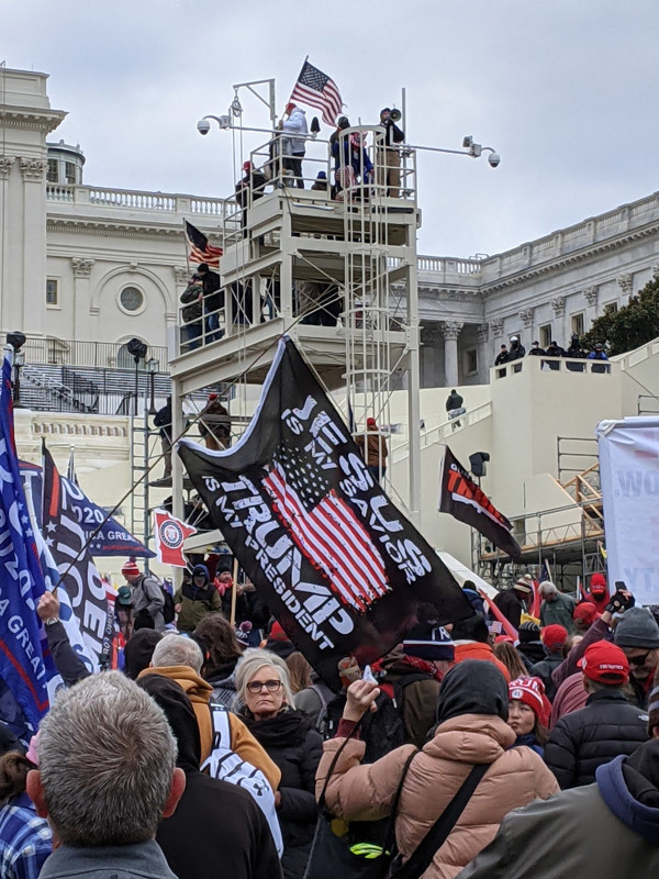 Hình ảnh đám đông ủng hộ ông Trump tấn công nơi họp Quốc hội Mỹ