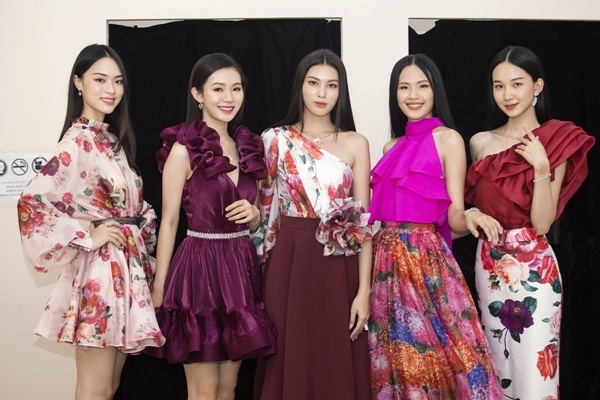 Hậu trường Top 35 thí sinh chuẩn bị phần thi 'Người đẹp Thời trang'