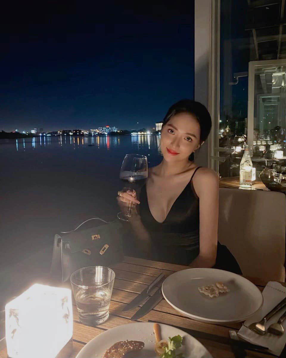Hương Giang quyến rũ sau khi hẹn hò doanh nhân người Singapore