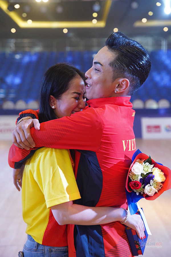 Khánh Thi khóc nức nở khi chồng kém 12 tuổi giành HCV tại SEA Games