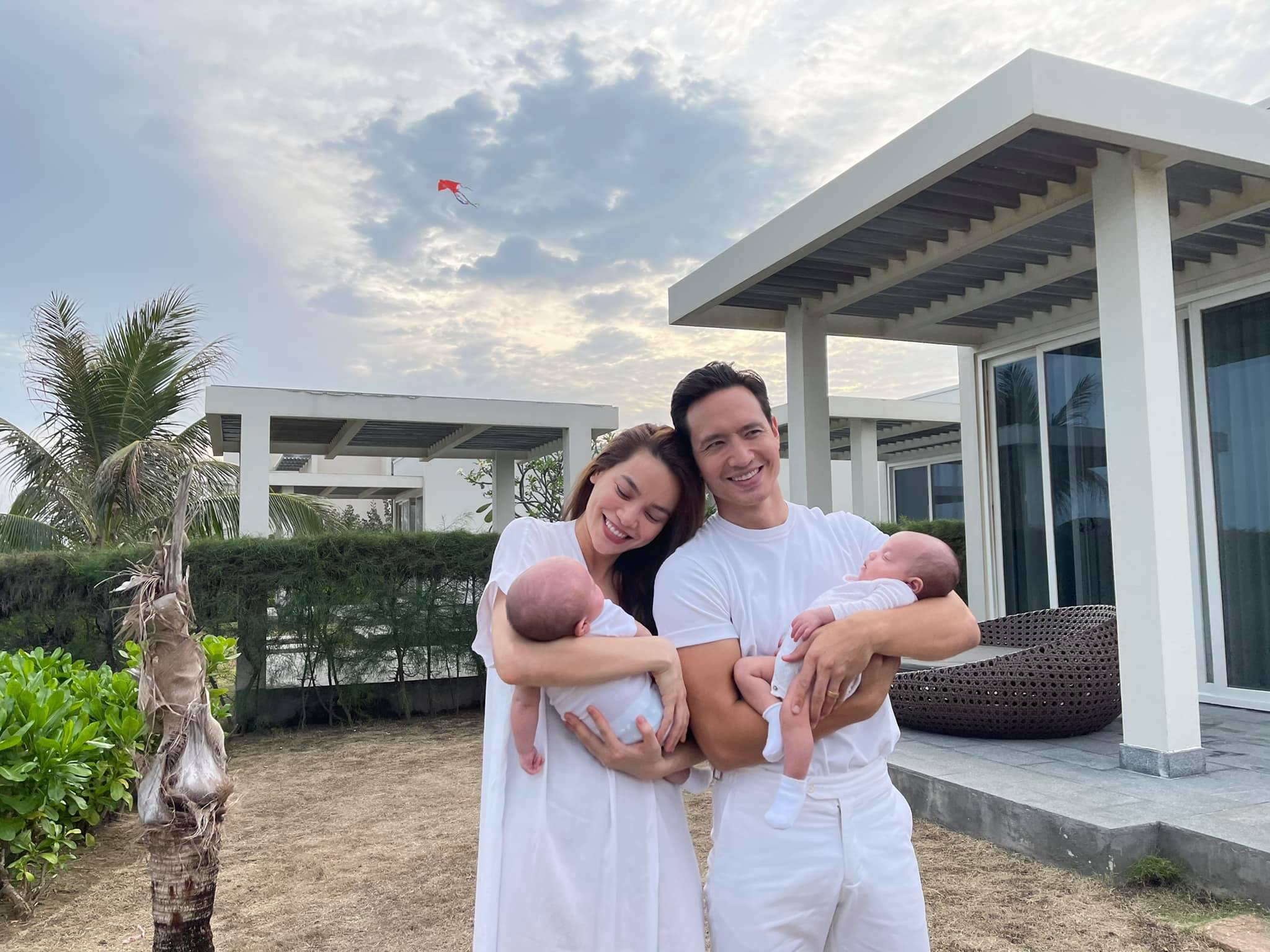 Khoảnh khắc hạnh phúc của Hà Hồ - Kim Lý bên hai con song sinh