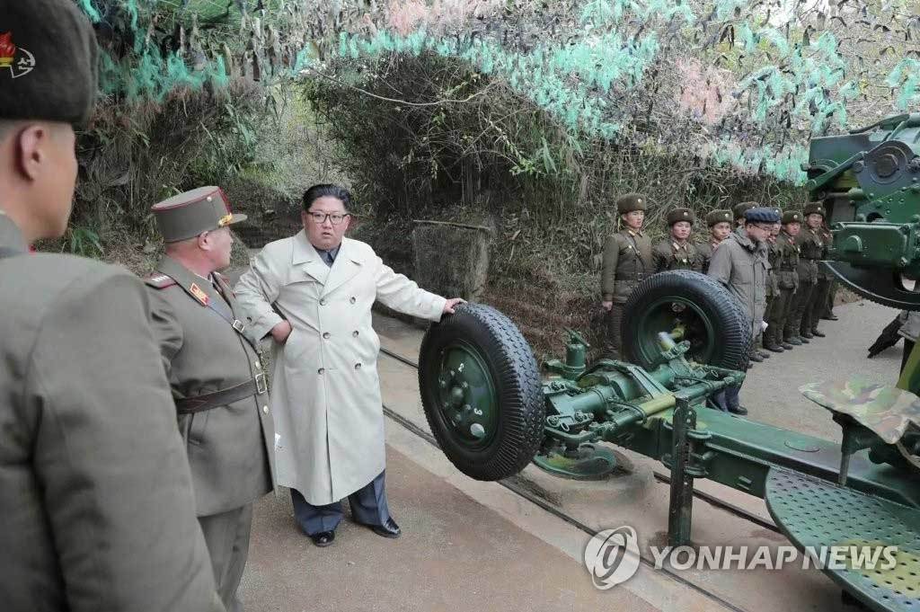 Kim Jong Un thay đổi phong cách ăn mặc