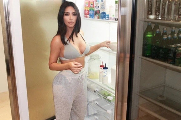 Kim Kardashian khoe thân hình phồn thực trên biển