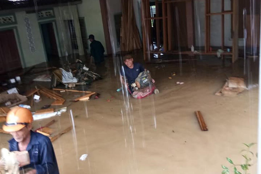 Mưa lớn, thuỷ điện xả lũ, nhiều ngôi nhà ở Nghệ An ngập trong biển nước