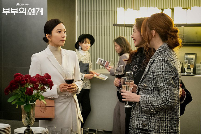 Kim Hee Ae 'Thế giới hôn nhân' mặc toàn hàng hiệu trong phim