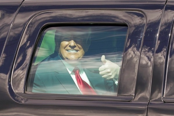 Hình ảnh ông Trump được chào đón nồng nhiệt tại Florida