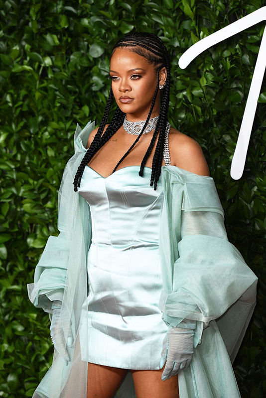 Rihanna lép vế trước dàn thiên thần nội y mặc cắt xẻ trên thảm đỏ