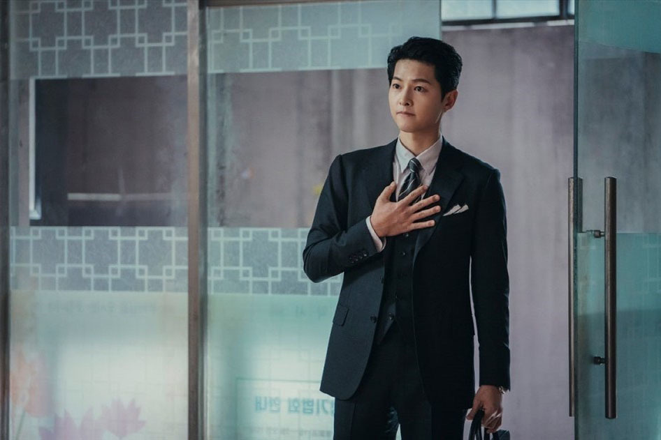 Song Joong Ki trở lại điển trai với body 6 múi trong phim mới