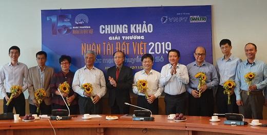 Ban tổ chức Giải thưởng Nhân tài Đất Việt 2019 tặng hoa chúc mừng các giám khảo là nhà giáo, giảng viên Đại học trước thềm ngày Nhà giáo Việt Nam 20/11