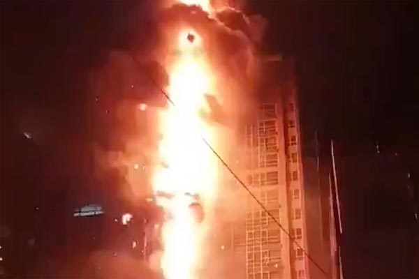 Cao ốc 33 tầng ở Hàn Quốc đùng đùng bốc cháy giữa đêm