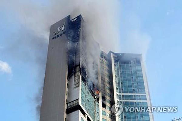Cao ốc 33 tầng ở Hàn Quốc đùng đùng bốc cháy giữa đêm
