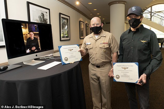 Tom Cruise được hải quân Mỹ trao chứng nhận danh dự