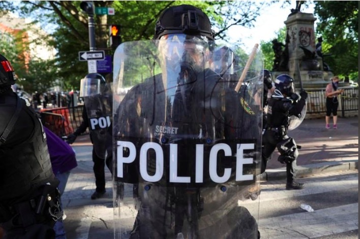 Giữa biểu tình dữ dội, Mỹ truy tố cả 4 cảnh sát vụ ghì chết người