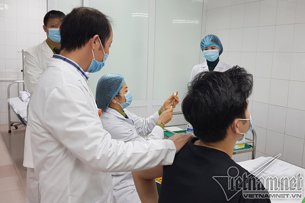 Việt Nam tiêm vắc xin Nanocovax mũi 2 cho 20 người
