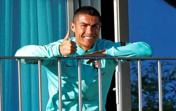 Mang virus Corona trong người, C.Ronaldo vẫn cố tình trở lại Italia