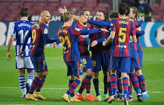Barcelona ngược dòng đánh bại Real Sociedad