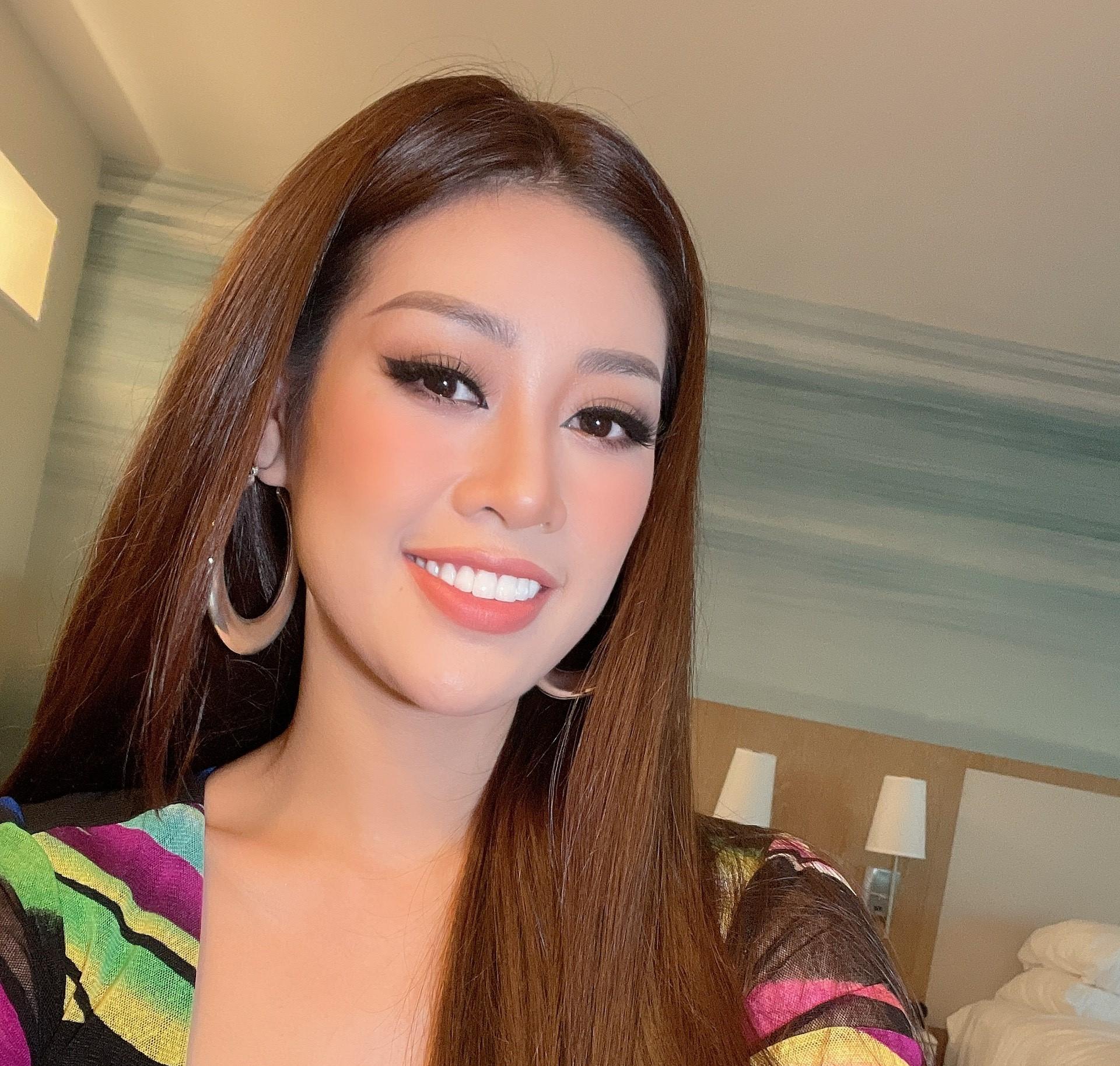 Khánh Vân pose dáng cực đỉnh trong ngày đầu tập luyện tại Miss Universe 2020